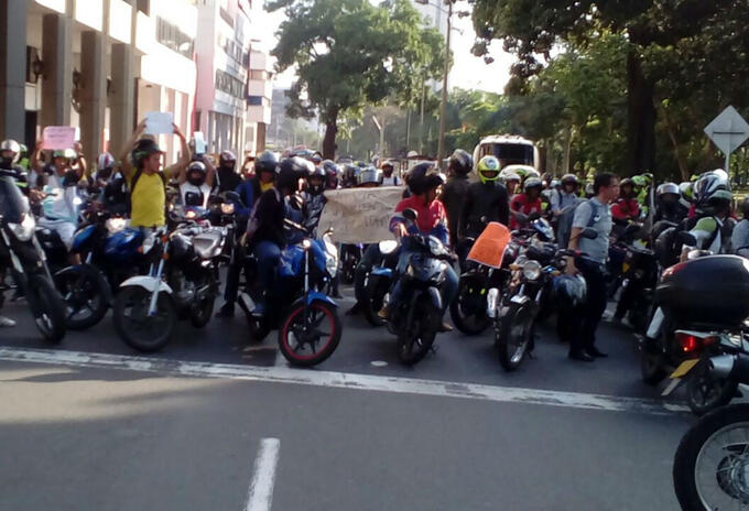 Motociclistas protestan en Cali Motociclistas protestan en Cali