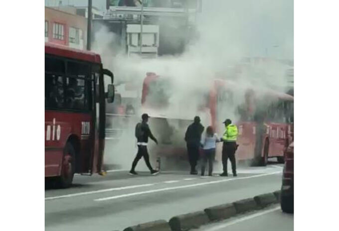 Bus de TransMilenio se incendió Bus de TransMilenio se incendió