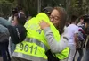 Hasta abrazos hubo en la marcha contra el terrorismo.