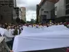 El blanco clamando por la paz apareció en la marcha contra el terrorismo.