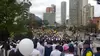 Los globos blancos también aparecieron en la marcha contra el terrorismo.