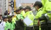 Los niños se emocionaron con los policías en medio de la marcha contra el terrorismo