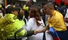 Una de las postales de la abrazatón a los policías en la marcha contra el terrorismo.