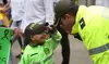 Varios niños fueron a la marcha contra el terrorismo disfrazados de policías.