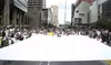 Una gran bandera blanca también estuvo presenten en la marcha contra el terrorismo.