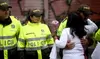 Una abrazatón se dio también en la marcha contra el terrorismo.